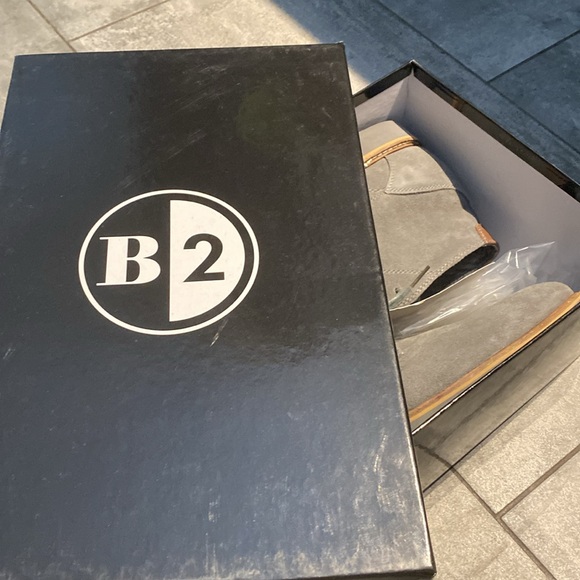 NWT B2 by Browns Grey Suede Shoes - Picture 13 of 13